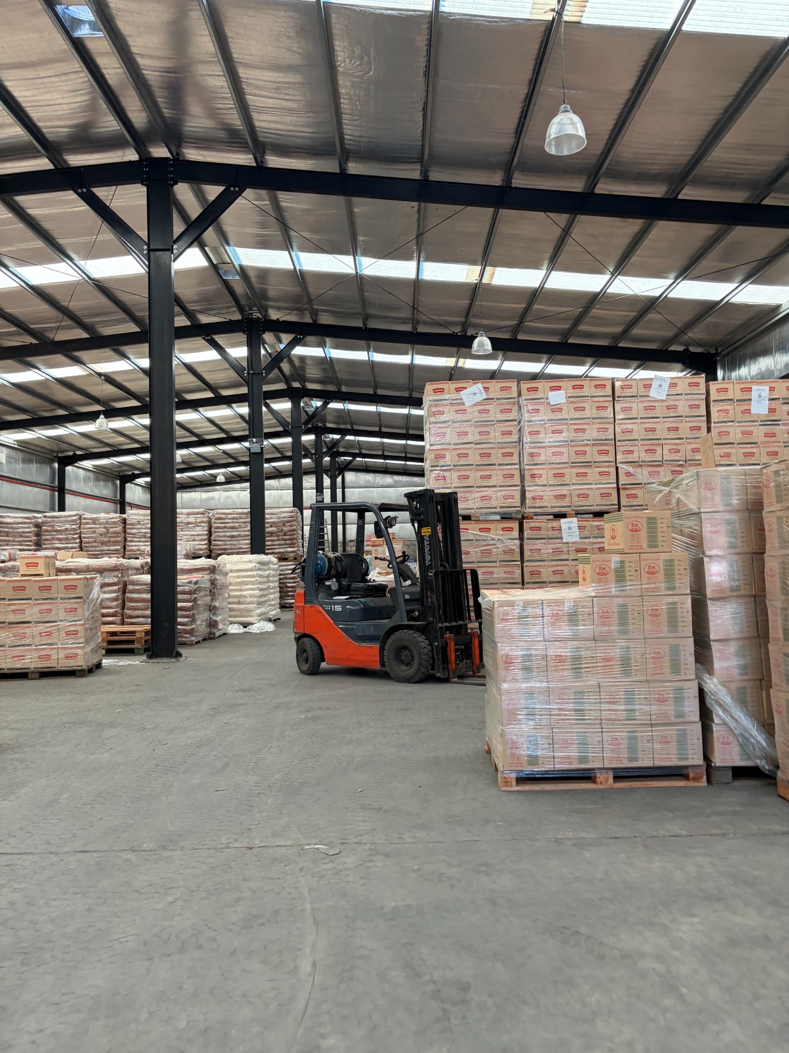 Interior del depósito con pallets y autoelevador
